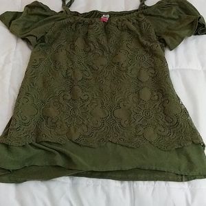 Off the shoulder cute shirt